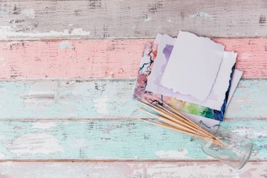 Fırçalar ve suluboya ile düz yatıyordu tasarım çalışma