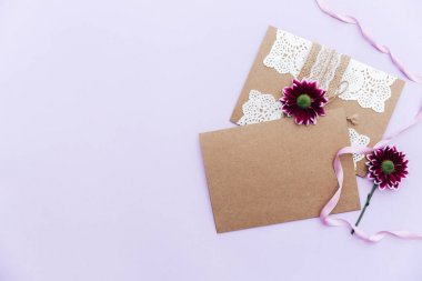 Nasıl düğün davetiyesi yapmak. Rustik DIY kavramı. El yapımı el yapımı ürünleri düz lay