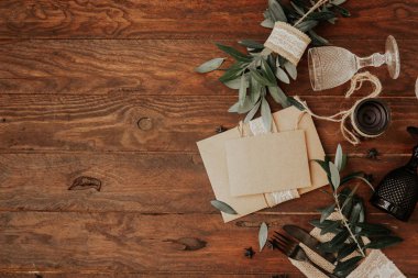 Nasıl düğün davetiyesi yapmak. Rustik DIY kavramı. El yapımı el yapımı ürünleri düz lay