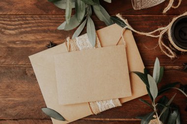 Nasıl düğün davetiyesi yapmak. Rustik DIY kavramı. El yapımı el yapımı ürünleri düz lay