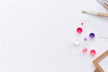 Sanatçı çalışma alanı ile boyalar, Boya fırçaları beyaz arka plan üzerinde