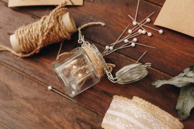 Nasıl düğün davetiyesi yapmak. Rustik DIY kavramı. El yapımı el yapımı ürünleri düz lay