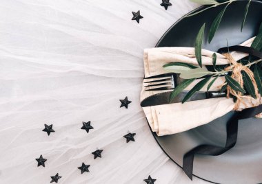 Düz yatıyordu yemek arka plan. Rustik tarzı. Romantik tatil sofra. Boş levha süslemeleri ile. Restaurant konseptini.