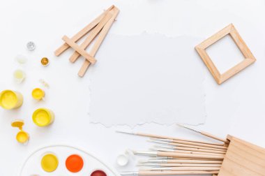 Sanatçı işyeri sarı boya, boya fırçaları beyaz arka plan üzerinde