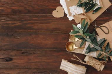 Nasıl düğün davetiyesi yapmak. Rustik DIY kavramı. El yapımı el yapımı ürünleri düz lay