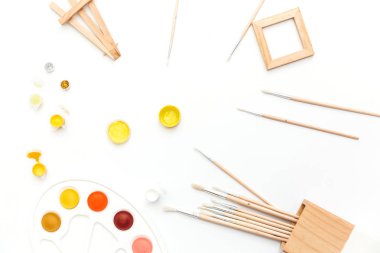Sanatçı işyeri sarı boya, boya fırçaları beyaz arka plan üzerinde