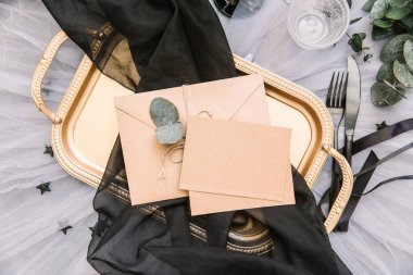 Yaratıcı modern düğün davetiyesi, düz kartı olan zarf, rustik trendy tarzı yatıyordu.