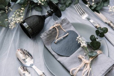 Düz yatıyordu yemek arka plan. Rustik tarzı. Romantik tatil sofra. Boş levha süslemeleri ile. Restaurant konseptini.