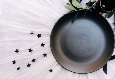 Düz yatıyordu yemek arka plan. Rustik tarzı. Romantik tatil sofra. Boş levha süslemeleri ile. Restaurant konseptini.