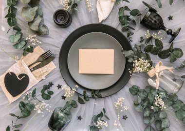 Düz yatıyordu yemek arka plan. Rustik tarzı. Romantik tatil sofra. Boş levha süslemeleri ile. Restaurant konseptini.