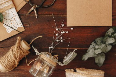 Nasıl düğün davetiyesi yapmak. Rustik DIY kavramı. El yapımı el yapımı ürünleri düz lay