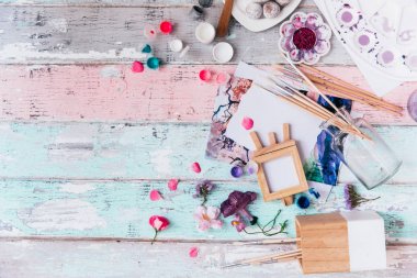 Fırçalar ve suluboya ile düz yatıyordu tasarım çalışma