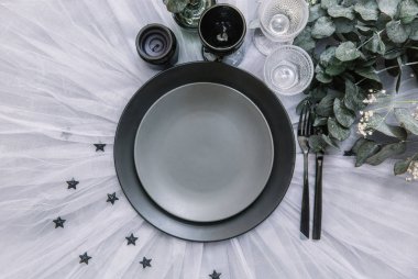 Düz yatıyordu yemek arka plan. Rustik tarzı. Romantik tatil sofra. Boş levha süslemeleri ile. Restaurant konseptini.