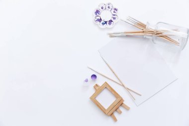 Yaratıcı sanat çalışma alanıyla yağlı boya fırçaları