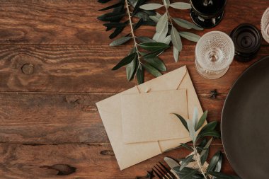 Rustik düğün süslemeleri ile plaka üzerinde boş düğün kartı. Kırsal organik Eko Stil