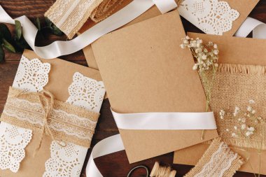 Nasıl düğün davetiyesi yapmak. Rustik DIY kavramı. El yapımı el yapımı ürünleri düz lay