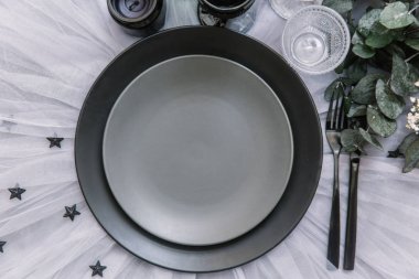 Düz yatıyordu yemek arka plan. Rustik tarzı. Romantik tatil sofra. Boş levha süslemeleri ile. Restaurant konseptini.