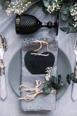 Düz yatıyordu yemek arka plan. Rustik tarzı. Romantik tatil sofra. Boş levha süslemeleri ile. Restaurant konseptini.