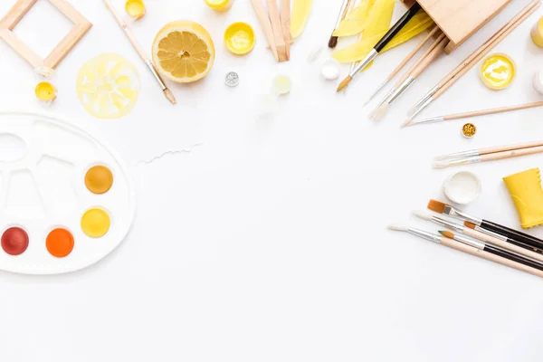 Artista Local Trabalho Com Tintas Pincéis Penas Amarelas Sobre Fundo — Fotografia de Stock