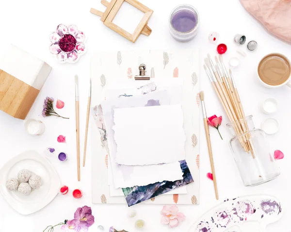 Beyaz arka plan üzerinde sanatçı çalışma alanı ile boyalar, paletleri, Boya fırçaları