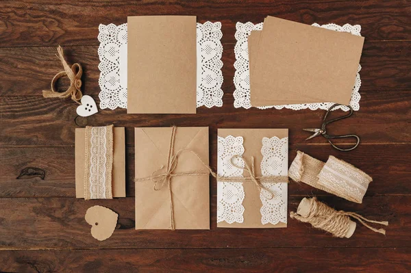 Nasıl düğün davetiyesi yapmak. Rustik DIY kavramı. El yapımı el yapımı ürünleri düz lay