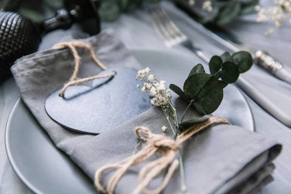 Düz yatıyordu yemek arka plan. Rustik tarzı. Romantik tatil sofra. Boş levha süslemeleri ile. Restaurant konseptini.