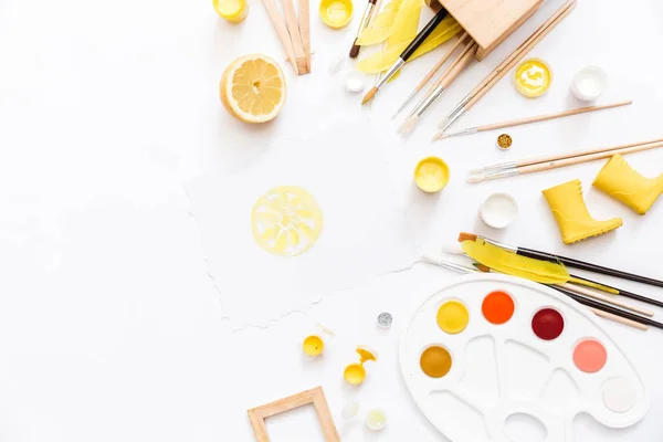 Artista Local Trabalho Com Tintas Pincéis Penas Amarelas Sobre Fundo — Fotografia de Stock