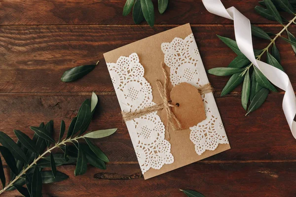 Nasıl düğün davetiyesi yapmak. Rustik DIY kavramı. El yapımı el yapımı ürünleri düz lay