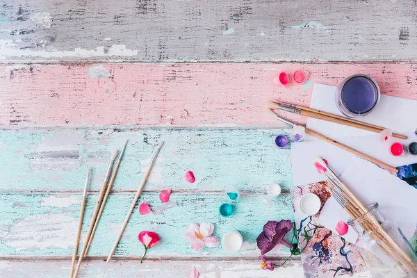 Fırçalar ve suluboya ile düz yatıyordu tasarım çalışma