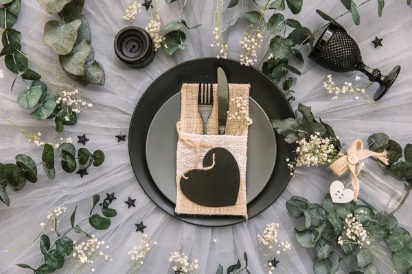 Düz yatıyordu yemek arka plan. Rustik tarzı. Romantik tatil sofra. Boş levha süslemeleri ile. Restaurant konseptini.