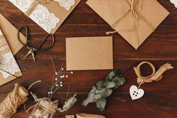 Nasıl düğün davetiyesi yapmak. Rustik DIY kavramı. El yapımı el yapımı ürünleri düz lay