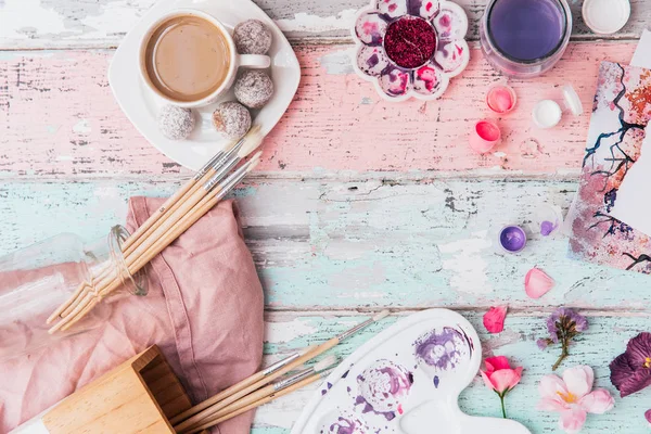 Fırçalar ve suluboya ile düz yatıyordu tasarım çalışma