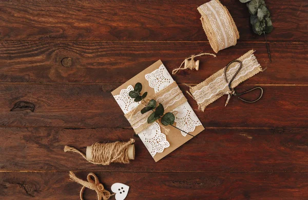 Nasıl düğün davetiyesi yapmak. Rustik DIY kavramı. El yapımı el yapımı ürünleri düz lay