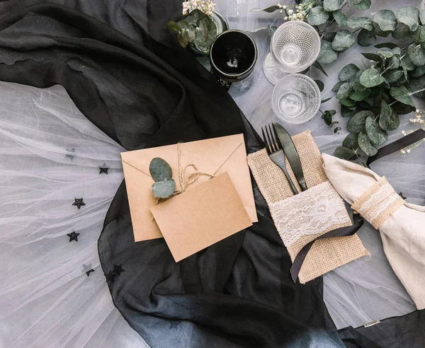 Yaratıcı modern düğün davetiyesi, düz kartı olan zarf, rustik trendy tarzı yatıyordu.