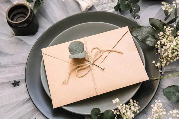 Düz yatıyordu yemek arka plan. Rustik tarzı. Romantik tatil sofra. Boş levha süslemeleri ile. Restaurant konseptini.