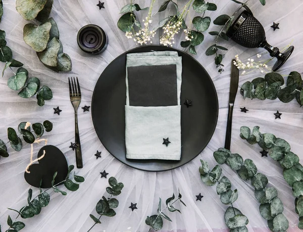 Düz yatıyordu yemek arka plan. Rustik tarzı. Romantik tatil sofra. Boş levha süslemeleri ile. Restaurant konseptini.