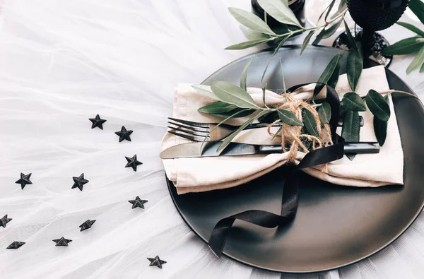 Düz yatıyordu yemek arka plan. Rustik tarzı. Romantik tatil sofra. Boş levha süslemeleri ile. Restaurant konseptini.