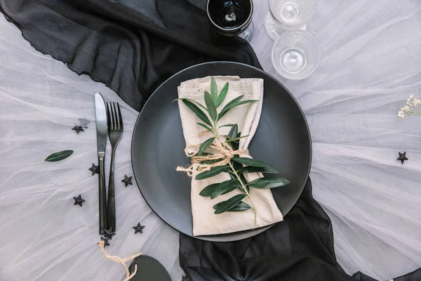 Düz yatıyordu yemek arka plan. Rustik tarzı. Romantik tatil sofra. Boş levha süslemeleri ile. Restaurant konseptini.