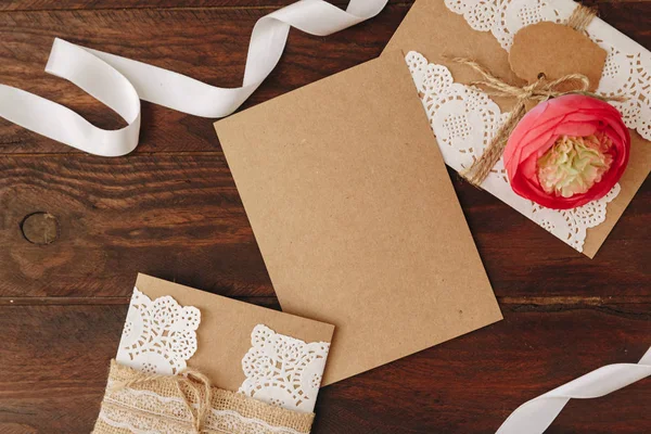 Nasıl düğün davetiyesi yapmak. Rustik DIY kavramı. El yapımı el yapımı ürünleri düz lay