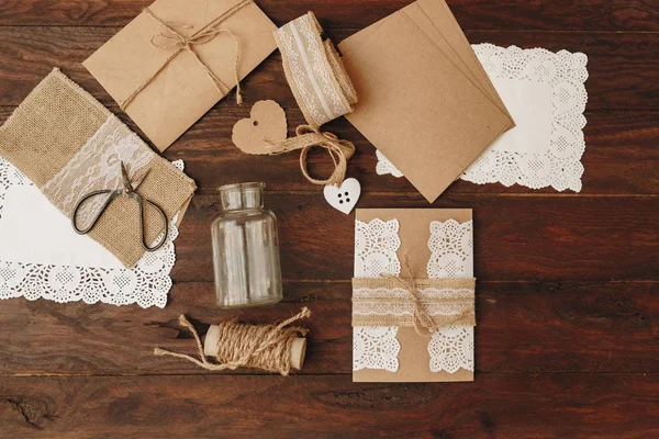 Nasıl düğün davetiyesi yapmak. Rustik DIY kavramı. El yapımı el yapımı ürünleri düz lay