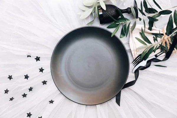 Düz yatıyordu yemek arka plan. Rustik tarzı. Romantik tatil sofra. Boş levha süslemeleri ile. Restaurant konseptini.
