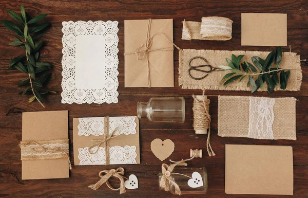 Nasıl düğün davetiyesi yapmak. Rustik DIY kavramı. El yapımı el yapımı ürünleri düz lay