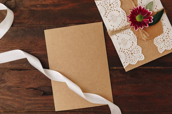 Nasıl düğün davetiyesi yapmak. Rustik DIY kavramı. El yapımı el yapımı ürünleri düz lay