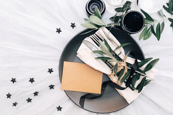 フラット横たわっていた食事の背景 素朴なスタイル ロマンチックな休日テーブルの設定 空板の装飾 レストランのコンセプト — ストック写真
