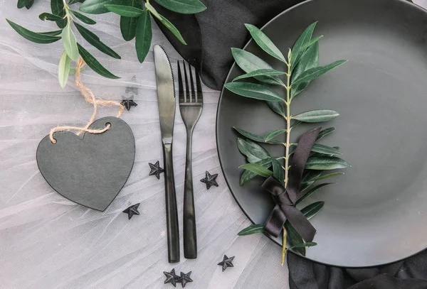 Düz yatıyordu yemek arka plan. Rustik tarzı. Romantik tatil sofra. Boş levha süslemeleri ile. Restaurant konseptini.