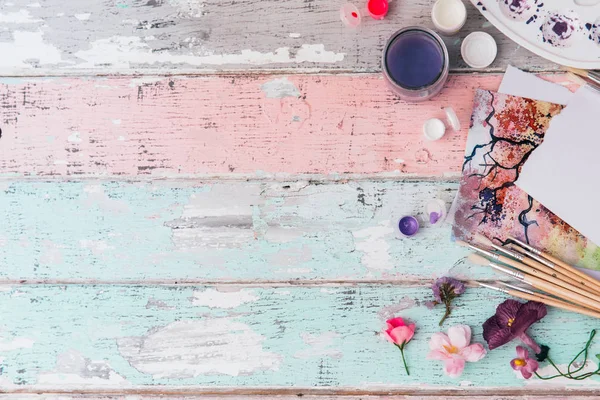 Fırçalar ve suluboya ile düz yatıyordu tasarım çalışma