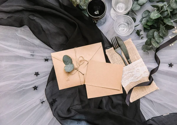 Yaratıcı modern düğün davetiyesi, düz kartı olan zarf, rustik trendy tarzı yatıyordu.