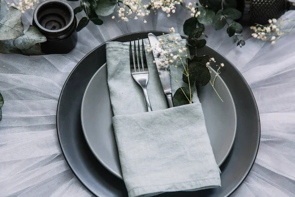 Düz yatıyordu yemek arka plan. Rustik tarzı. Romantik tatil sofra. Boş levha süslemeleri ile. Restaurant konseptini.