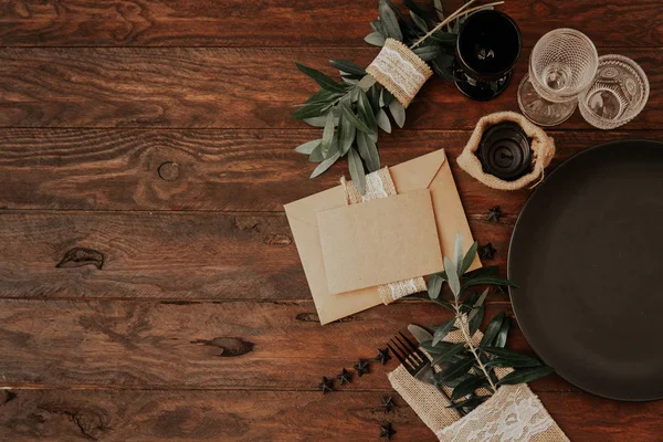 Rustik düğün süslemeleri ile plaka üzerinde boş düğün kartı. Kırsal organik Eko Stil