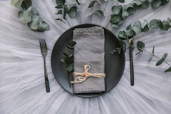 Düz yatıyordu yemek arka plan. Rustik tarzı. Romantik tatil sofra. Boş levha süslemeleri ile. Restaurant konseptini.